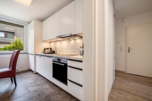 Kylskåp, ugn, spishäll och kaffe- och tebryggare