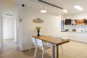 Perhehuoneisto, 4 makuuhuonetta, lanai, merinäköala | Ruokailu omassa huoneessa