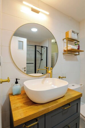 Family Apartment, 4 Bedrooms, Lanai, Sea View | Bathroom - Gugel Waves Seaview 4BR Family Aparts (Nahariya)