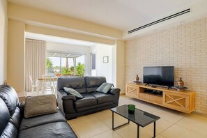 Familie appartement, 4 slaapkamers, veranda, uitzicht op zee | 4 slaapkamers, gratis wifi