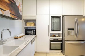 Family Apartment, 4 Bedrooms, Lanai, Sea View | Private kitchen