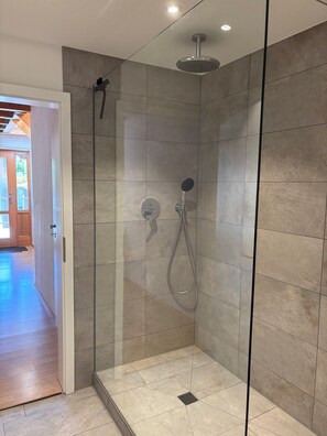Shower, hair dryer, towels - Apartment '3, 65 Qm, Balkon' with Shared Pool, Private Terrace and Wi-Fi (Vogtsburg)