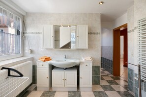 Shower, hair dryer, towels - Apartment 'Annemarie Galle' with Wi-Fi (Meißen)