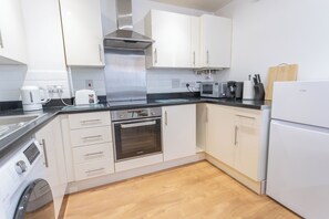Apartment | Private kitchen | Full-sized fridge, microwave, oven, stovetop - Bedford Meadows Apartment (Bedford)