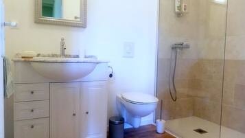 Dusche, Haartrockner, Handtücher, Seife