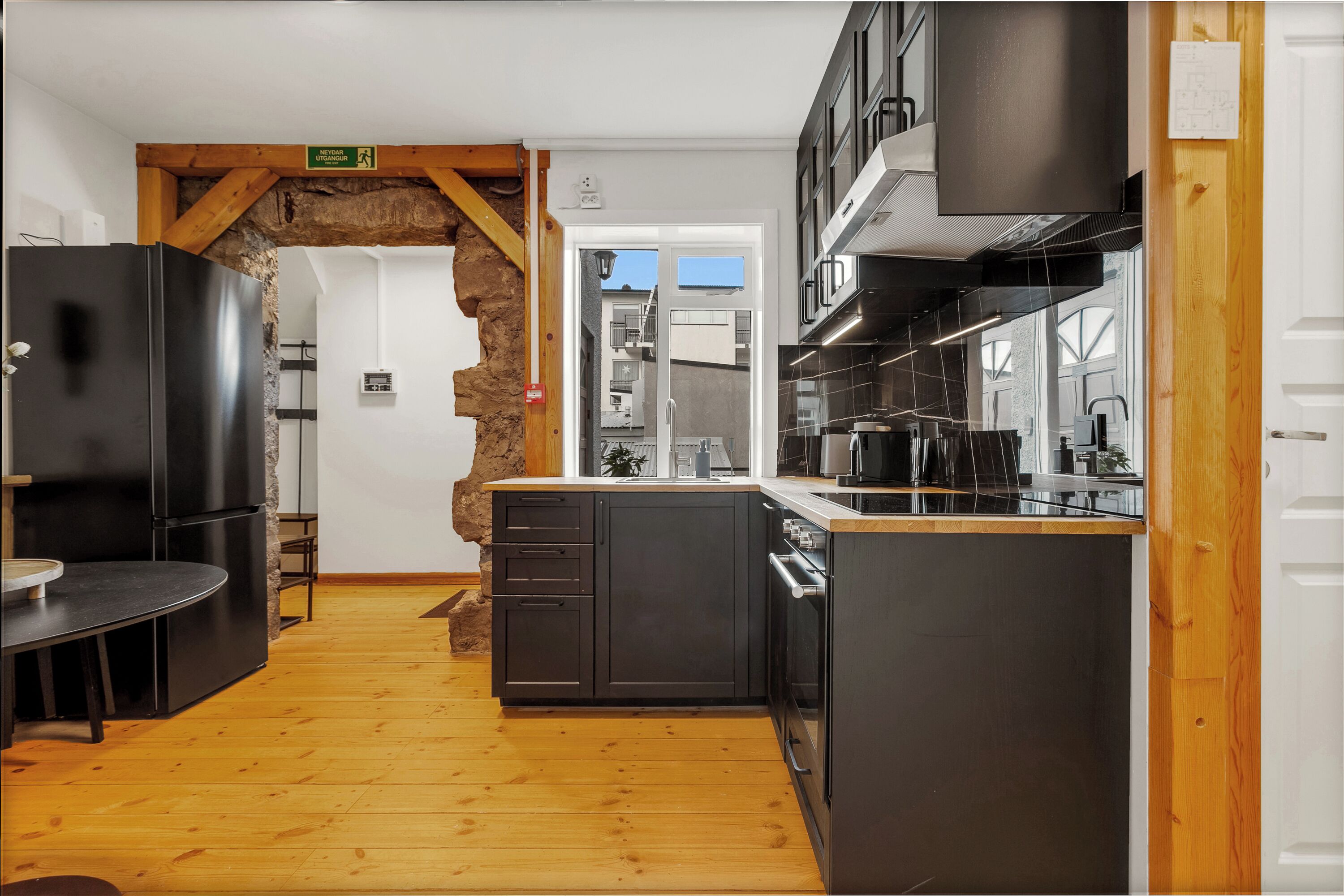 Cafetera expreso, tetera/pava eléctrica, mesa de comedor