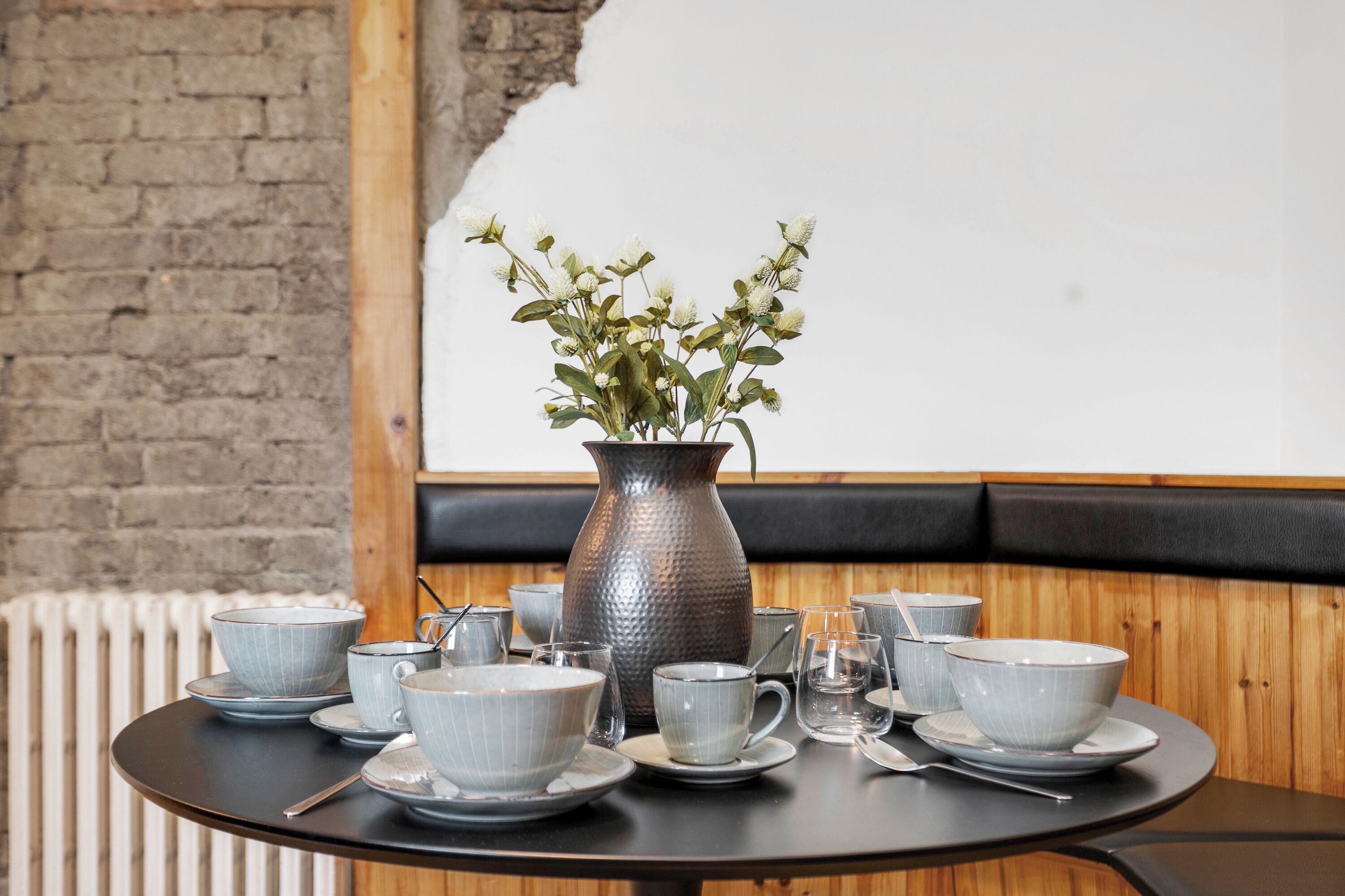 Cafetera expreso, tetera/pava eléctrica, mesa de comedor