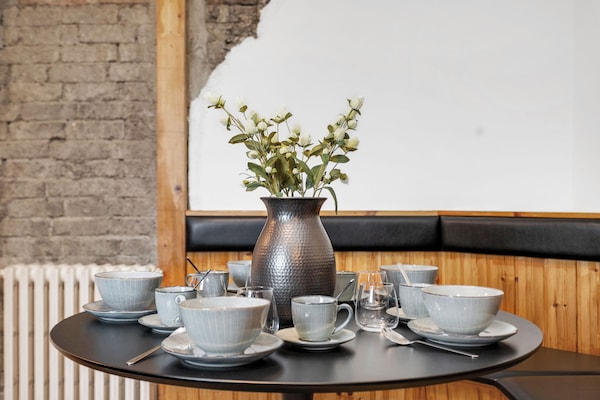 Cafetera de espresso, tetera eléctrica y comedor