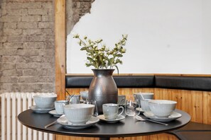 義式濃縮咖啡機、電熱水壺、餐桌