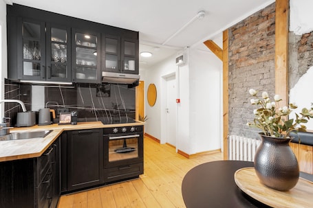 Cafetera expreso, tetera/pava eléctrica, mesa de comedor