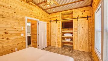 2 bedrooms, iron/ironing board, free WiFi
