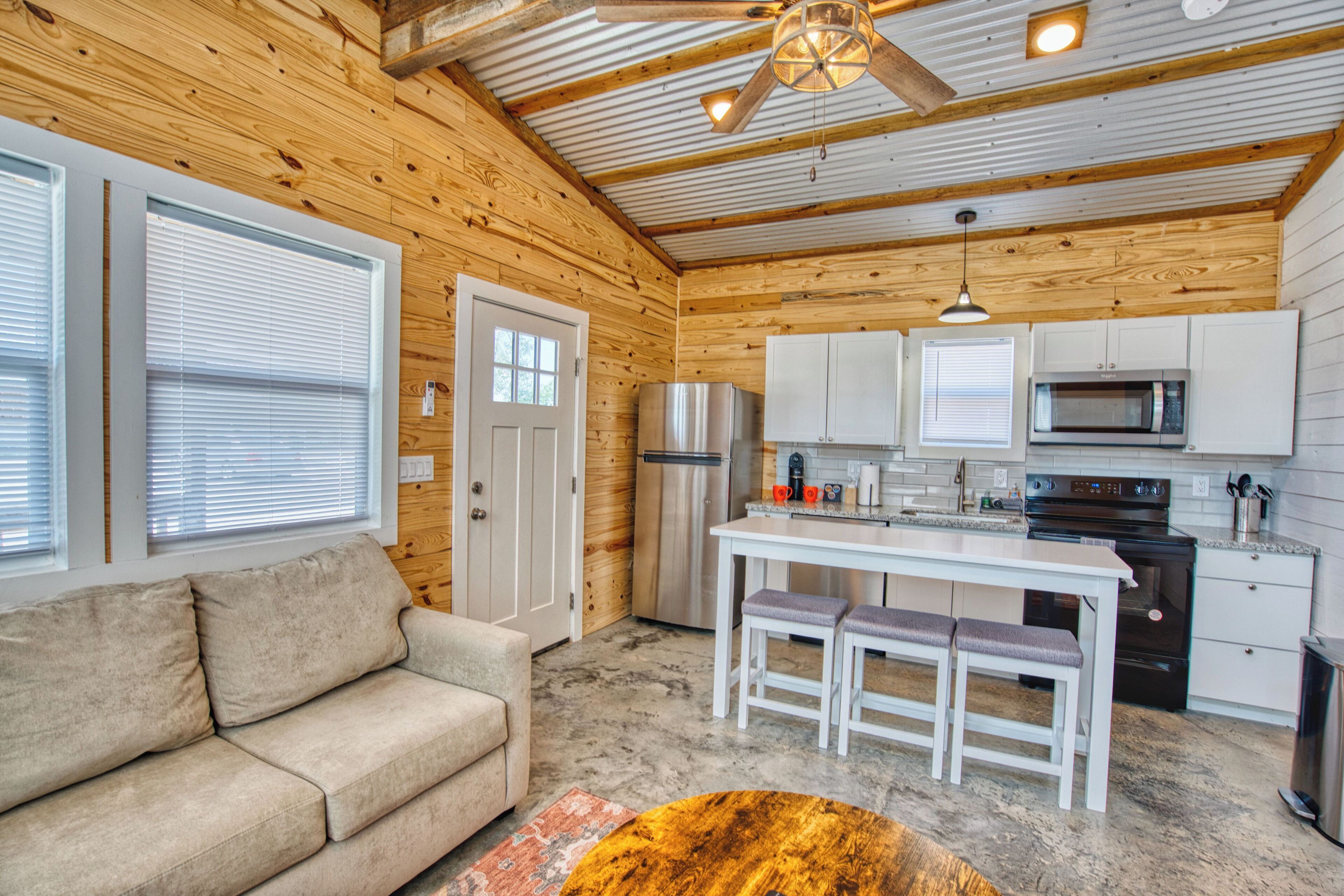 Full-size fridge, microwave, oven, stovetop