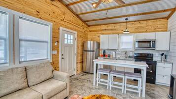 Full-size fridge, microwave, oven, stovetop