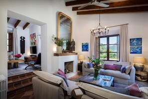 TV, fireplace