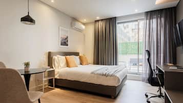 Estudio Confort, balcón | 1 habitación, escritorio y espacio para trabajar con laptop