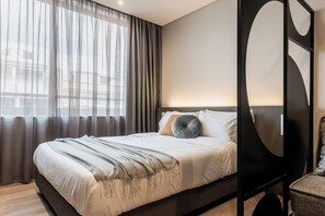 Familie appartement, 1 queensize bed met slaapbank, uitzicht op stad | Een bureau, een laptopwerkplek, verduisterende gordijnen