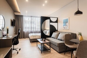 Escritorio, espacio para trabajar con laptop y cortinas blackout