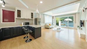 Habitació bàsica, 1 dormitori (BHouse(Private Jacuzzi/BBQ/Warm Pool)) | 1 dormitori i wifi gratuïta