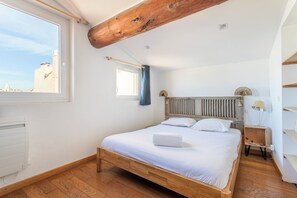 3 chambres, fer et planche à repasser, lit parapluie, accès Internet