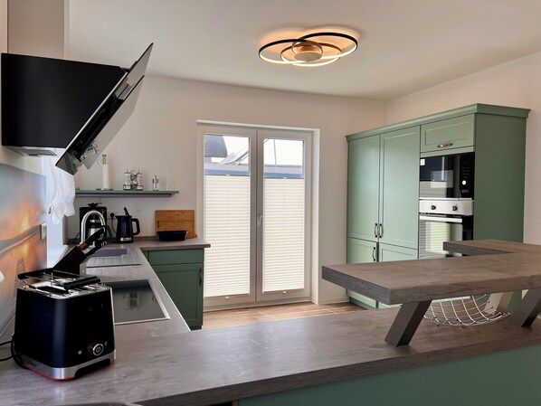 Réfrigérateur, four à micro-ondes, un four, surface de cuisson