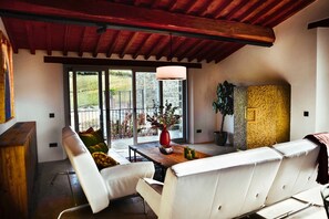 TV, fireplace, stereo