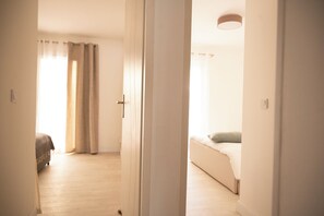 3 habitaciones, tabla de planchar con plancha, cuna de viaje y wifi