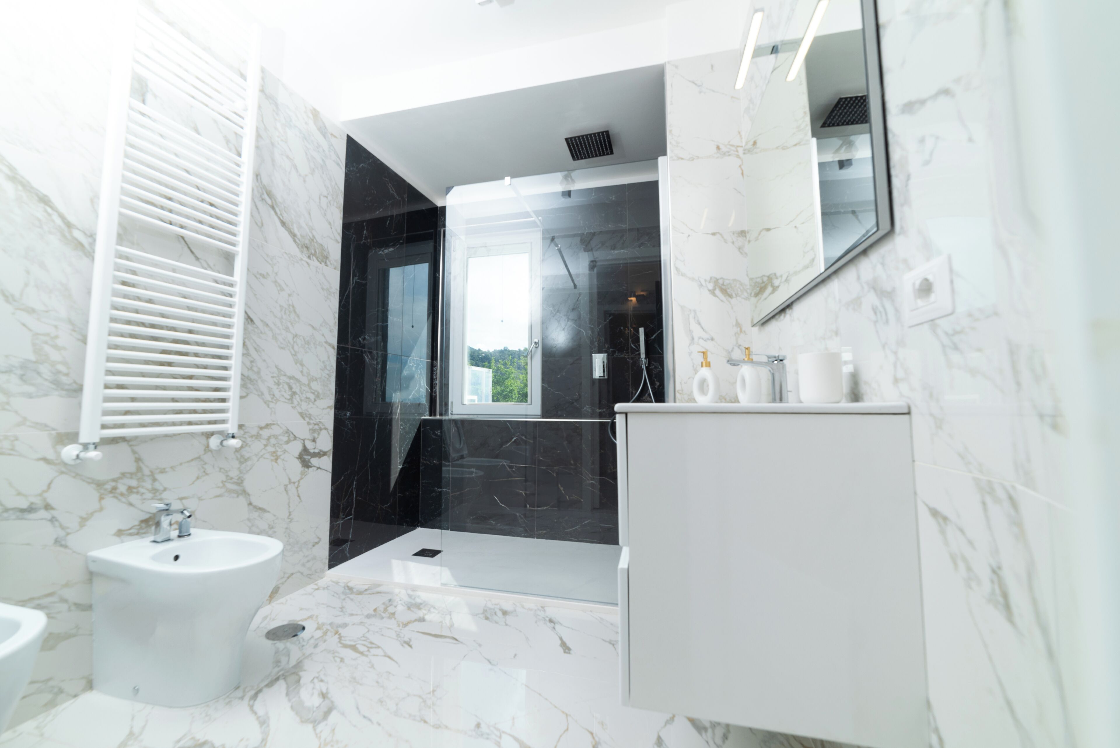 Een douche, een haardroger, een bidet, handdoeken