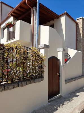 Apartment, 2 Bedrooms, Smoking, Patio | Property entrance
