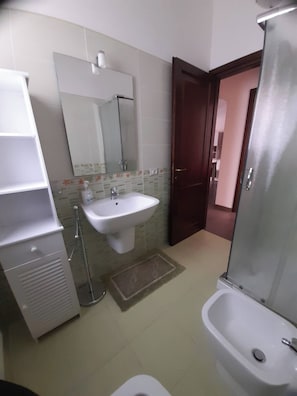 Apartamento, 2 quartos, para fumantes, varanda | Banheiro