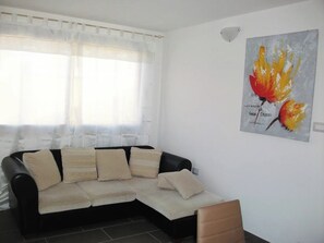 Apartment, 2 Bedrooms, Smoking, Patio | Living room