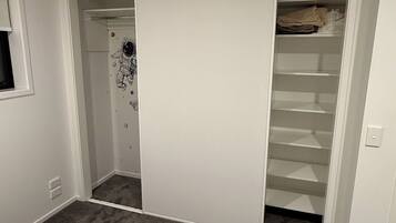 2 bedrooms, desk, iron/ironing board, WiFi