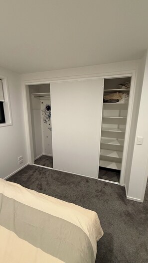 2 bedrooms, desk, iron/ironing board, WiFi