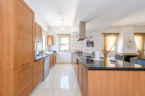 Microwave, dishwasher, coffee/tea maker, cookware/dishes/utensils - Villa Alex (Paralimni)