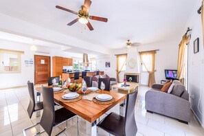 In-room dining - Villa Alex (Paralimni)