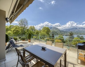 Outdoor dining - L'Hermitage – Panoramic View Apartment (TALLOIRES-MONTMIN)