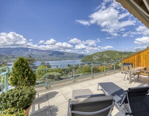Outdoor dining - L'Hermitage – Panoramic View Apartment (TALLOIRES-MONTMIN)