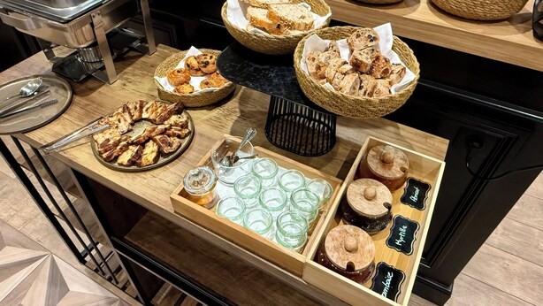 Een buffet met diverse gerechten en toevoegingen.