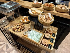 Een buffet met diverse gerechten en toevoegingen.