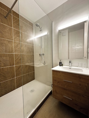 Chambre Double | Salle de bain | SĂšche-cheveux, serviettes fournies, savon, shampoing