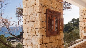Un mur de pierre avec une fenêtre en bois et un banc.