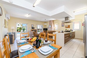 In-room dining - Villa Alexander (Paralimni)