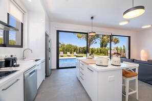 Microwave, dishwasher, coffee/tea maker, cookware/dishes/utensils - By The Beach - Sea Pearl Villa (Paralimni)