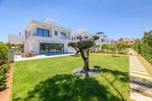 Garden - By The Beach - Sea Pearl Villa (Paralimni)
