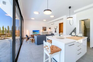 Microwave, dishwasher, coffee/tea maker, cookware/dishes/utensils - By The Beach - Sea Pearl Villa (Paralimni)