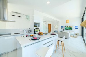 Microwave, cookware/dishes/utensils