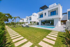 Exterior - By The Beach - Blue Topaz Villa (Paralimni)
