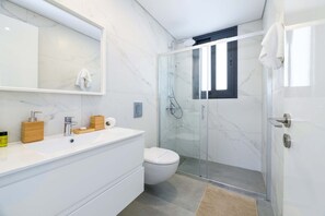 Shower - By The Beach - Blue Topaz Villa (Paralimni)