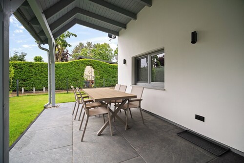 Neues Ferienhaus mit Boot am See – Ihr moderner hundefreundlicher Rückzugsort