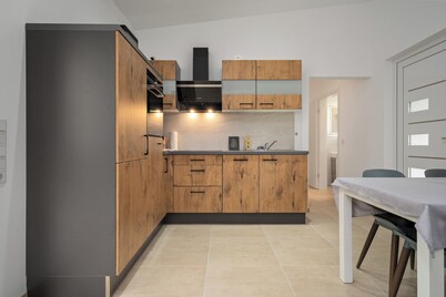 New vacation home with boat on the lake - your modern dog-friendly retreat