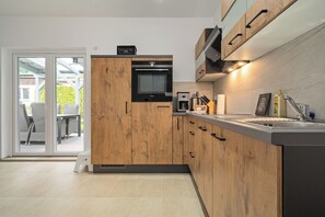 Een koelkast, een microgolfoven, een oven, een kookplaat